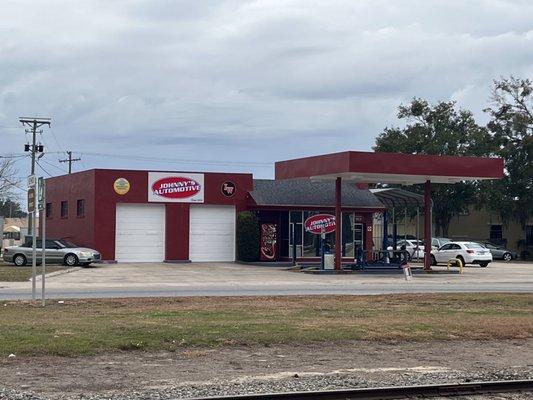 Welcome to Johnny's Automotive located in beautiful Lake Wales Florida!