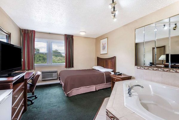 1 Queen Bed Jacuzzi Room