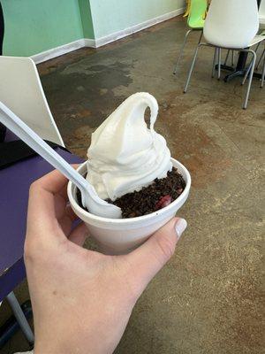 Vanilla frozen yogurt with Oreo and strawberries