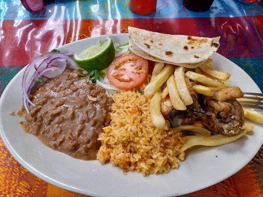 Pollo Frito, arroz, frijoles, salad y french fries. Tortillas y todo esta delicioso! Nomas k el olor del Sewer era ensoprtable.