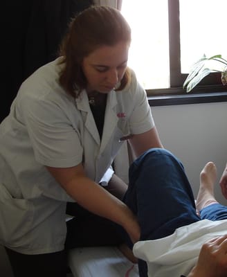 massage & tuina therapist, Dawn performing tuina in Yue Yuang Hospital, Shanghai, China