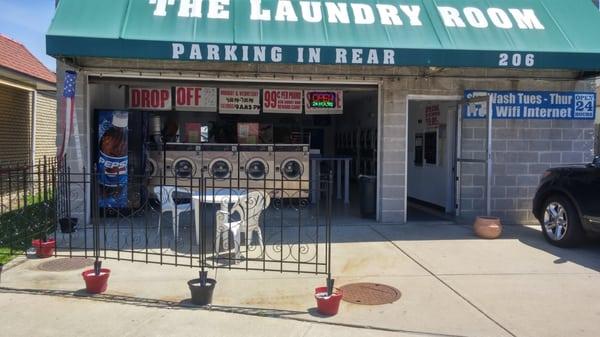 The only open air laundromat in Chicagoland!!!!