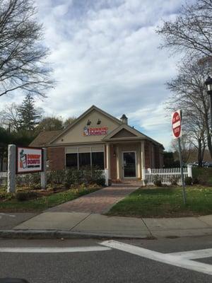 Medfield Dunkin Donuts -- 563 Main Street / Route 109, Junction @ North Meadows Road / Route 27, Medfield        Storefront