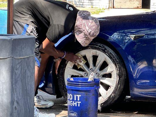 Leo's Auto Detailing & Hand Car Wash