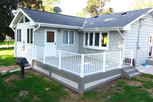 Azek deck with white aluminum rail