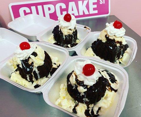 Hot fudge cake sundae