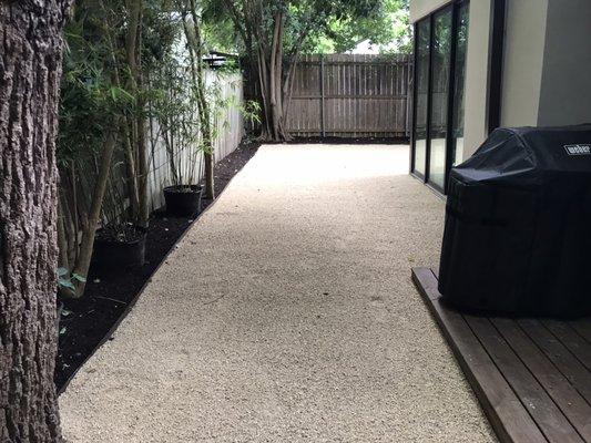 Crushed limestone screenings / black mulch