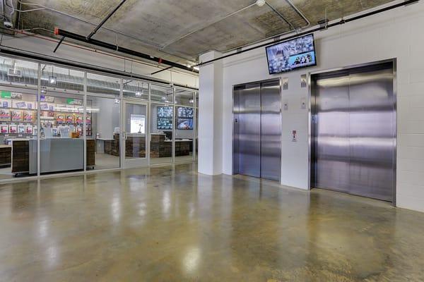 Large lobby with 2 freight elevators to expedite your move.