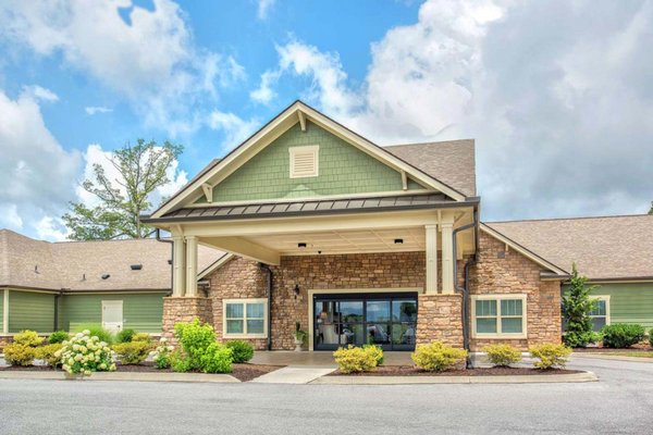 Clover Hill Senior Living | front entrance