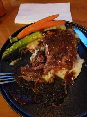 Braised short ribs, mashed potatoes and veggies