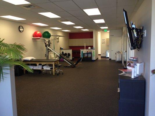 Open gym treatment area for working on large, dynamic movements for return-to-sport.