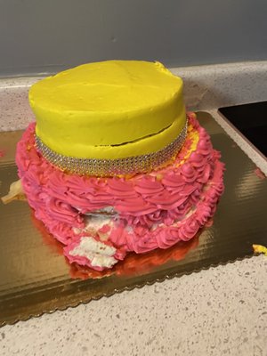 , who ever made this cake should be fired, there's no way they have experience with baking!