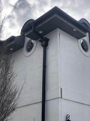 Conductor Head with Round Downspout