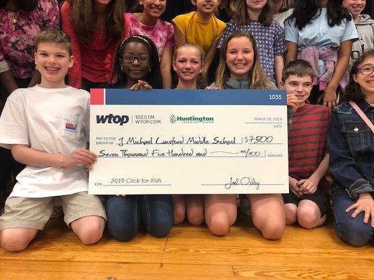 J Michael Lunsford Students with $7,500 check from 'Click For Kids" contest