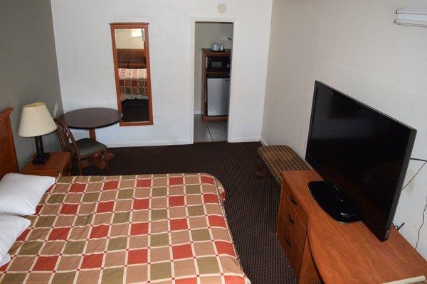 Spacious single queen rooms with flat screen TV!