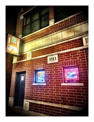 Teddy Bear Lounge.Old Classic Chicago Sports Bar.Cups & White Sox on TV.Nice Clean Place Cheep Beer Great Bartender Old Regulars.Cool!