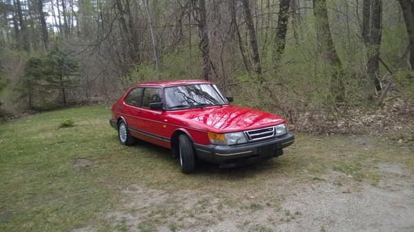 This 1992 Saab Turbo was heavily oxidized. After wet sanding and buffing this car looks brand new again!