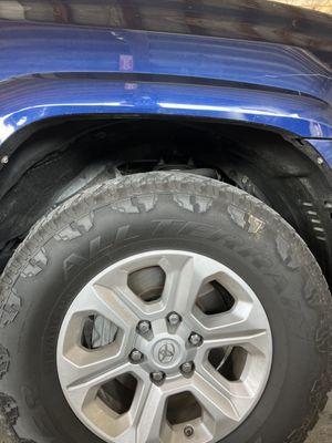 There add is false advertisement. New tires do not look like this