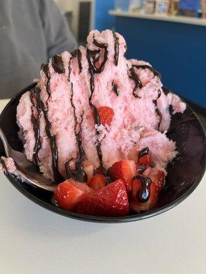 Strawberry snow with strawberries and milk chocolate sauce.