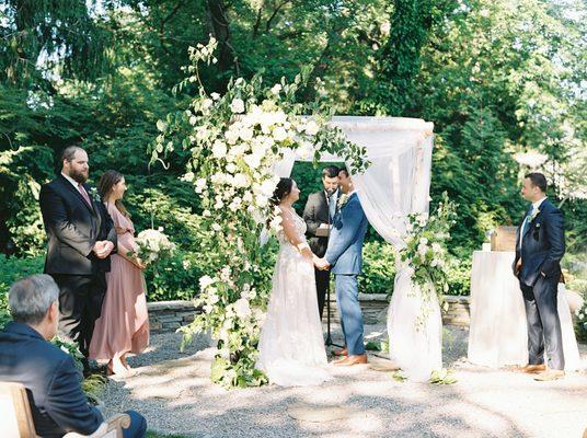 we love to have multiple textures and sizes of blooms, even when we handle a monochromatic color palette. Roses, mini roses, and orchids