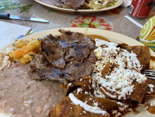 Chilaquile en salsa roja  frijoles, lomo y papas