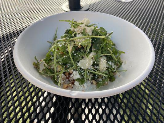 Arugula salad with caramelized leek and lemon dressing, got feta, fennel and toasted almonds.