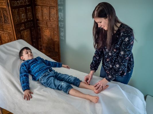 Treating with Shoni Shin (needleless children's technique)