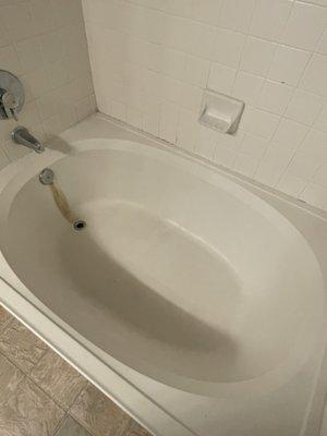 This is the tub after they "cleaned" it