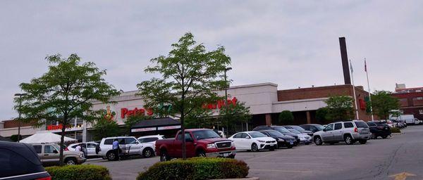 That's Pete's Fresh Market at 4700 S. Kedzie Avenue behind the trees