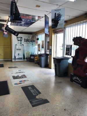 Bobbys Liquors interior