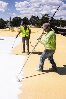 Application of silicone to a flat roof