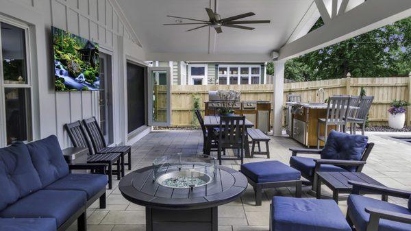 Backyard & Outdoor Kitchen