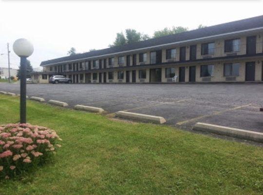 This is a pic of the motel. This was on Google. I thought it needed to be on Yelp as well. This way you can see what it looks like!