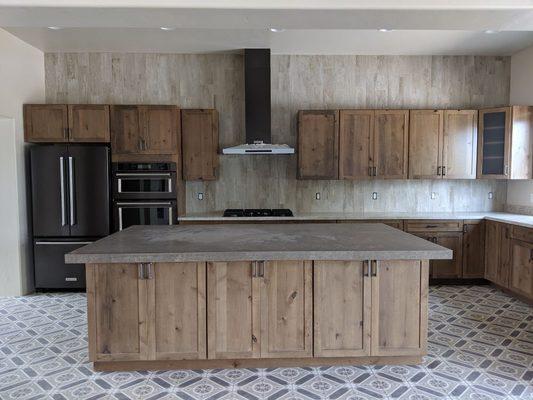 Big kitchen in Tubac, knotty alder, husk stain