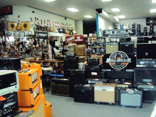 Entering ZOO MUSIC is always surprising! Hundreds of guitars and amps await you!