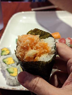 Spicy crunchy salmon hand roll