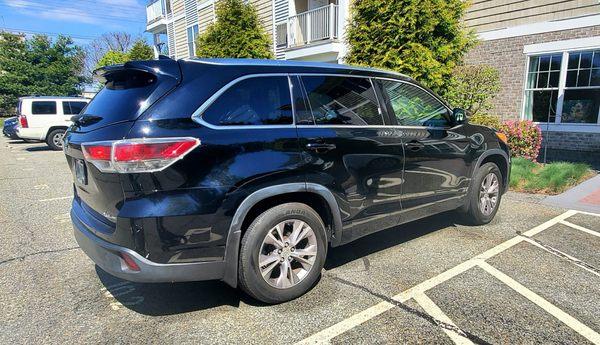 An absolute pristine 2014 Highlander that looks like a new model.