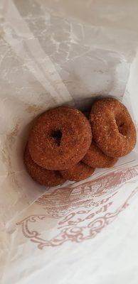 Delicious apple cinnamon donuts...yum!!