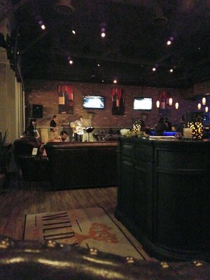 Comfortable lounge, live music