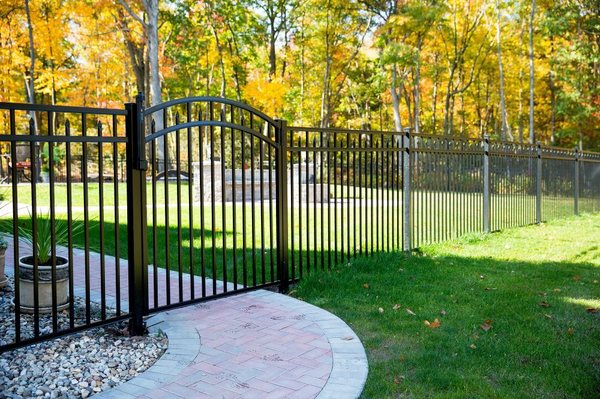 Aluminum pool fence