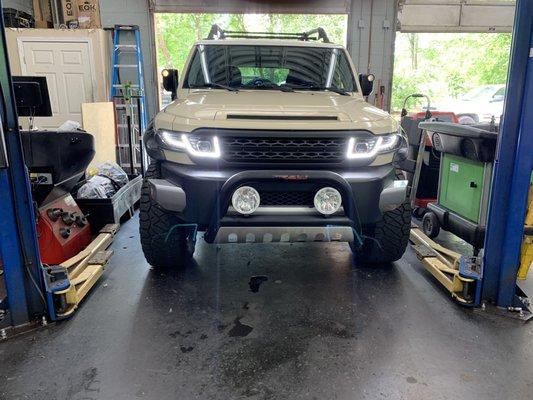 FJ Cruiser lift kit, differential drop, FOX 2.5 remote reservoir struts and shocks, switchback lights, body mount chop, 35x12.5 MT tires