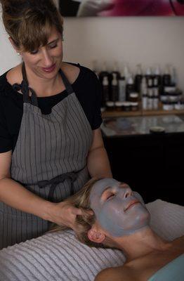 Tiffinay performing scalp massage while Osmosis Pur Medical Mask works it's wonders