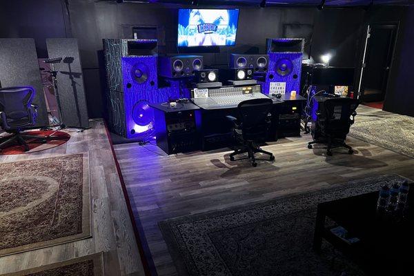 Bonus Room 
Multi-platinum Recording Facility
This bonus set can be booked separately for both audio and visual needs.