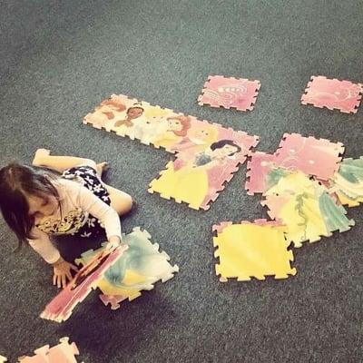 Puzzles of all kinds (floor, table top, wooden ....)