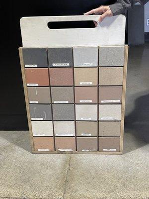 The sample board with real column tops where you can feel the stone and admire the beautiful colors