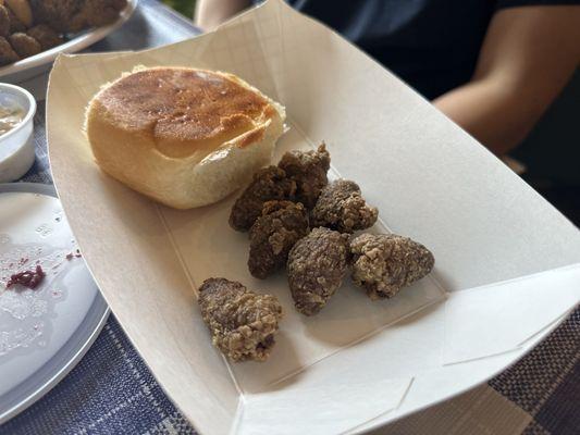 Fried chicken hearts with roll