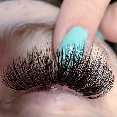 Light volume eyelash extensions