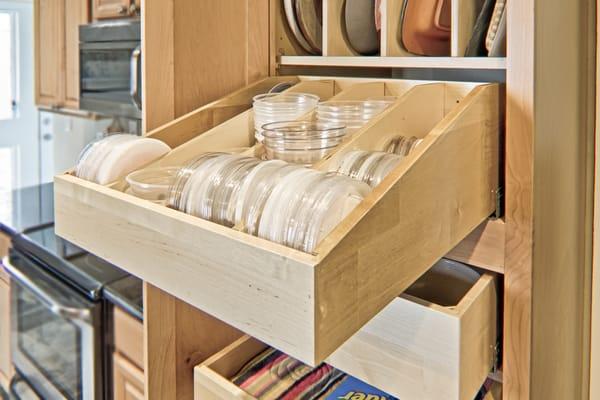 Adjustable dividers help keep you organized