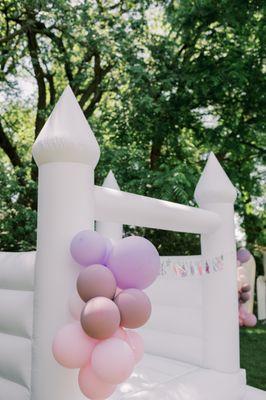 Bounce house, balloon garlands, party