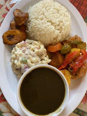 Arroz blanco, habichuelas negras, carne de res, maduros y ensalada de coditos.